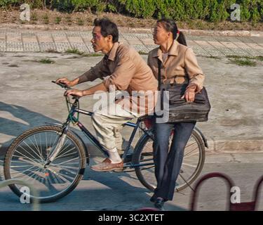 30 octobre 2006, Shanghai, Chine : un jeune couple roule à vélo à Shanghai. (Crédit image : © Arnold Drapkin/ZUMA Wire) Banque D'Images