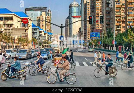 30 octobre 2006, Shanghai, Chine : les vélos et les scooters à moteur sont une forme courante de transport dans les rues de Shanghai. (Crédit image : © Arnold Drapkin/ZUMA Wire) Banque D'Images