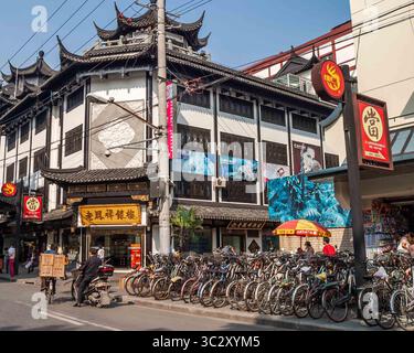 30 octobre 2006, Shanghai, Chine : dans la vieille ville de Shanghai, des scènes de rue dans le jardin Yu Yuan et la zone du marché Bazar, un lieu touristique traditionnel. (Crédit image : © Arnold Drapkin/ZUMA Wire) Banque D'Images