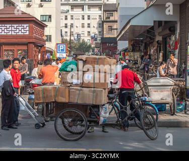 30 octobre 2006, Shanghai, Chine : dans la vieille ville de Shanghai, des scènes de rue dans le jardin Yu Yuan et la zone du marché Bazar, un lieu touristique traditionnel. (Crédit image : © Arnold Drapkin/ZUMA Wire) Banque D'Images