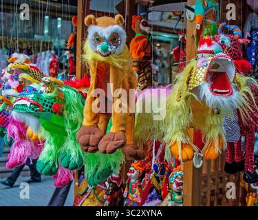 30 octobre 2006, Shanghai, Chine : jouets pour animaux en peluche aux couleurs vives à vendre dans le jardin Yu Yuan et la zone du marché Bazar, dans la vieille ville de Shanghai, un lieu touristique traditionnel. (Crédit image : © Arnold Drapkin/ZUMA Wire) Banque D'Images
