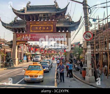30 octobre 2006, Shanghai, Chine : dans la vieille ville de Shanghai, des scènes de rue dans le jardin Yu Yuan et la zone du marché Bazar, un lieu touristique traditionnel. (Crédit image : © Arnold Drapkin/ZUMA Wire) Banque D'Images