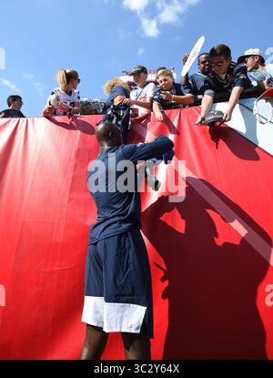 17 août 2019 ; Nashville TN, USA New England Patriots sécurité libre Devin McCourty (32) signe des autographes pendant l'avant-match entre les Patriots de la Nouvelle-Angleterre et les Titans du Tennessee et le Nissan Stadium . (Crédit photo obligatoire : Steve Roberts/CSM)(crédit image : &copy ; Steve Roberts/Cal Sport Media/CSM via ZUMA Wire) Banque D'Images