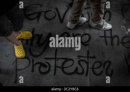 Août 18, 2019, Hong Kong, Hong Kong SAR, Chine : des graffitis avec un message anti-violence à la passerelle chaussée lors de la manifestation..toke protestataires dans la rue sur un dimanche pluvieux dans une manifestation pro-démocratie sur l'île de Hong Kong, ils exigent le retrait complet de la loi sur l'extradition et le gouvernement à mettre en place une enquête indépendante sur les récents affrontements entre manifestants et policiers - Les organisateurs ont déclaré que c'était le plus grand rassemblement au cours de la semaine. (Crédit Image : © Ivan Abreu/SOPA des images à l'aide de Zuma sur le fil) Banque D'Images