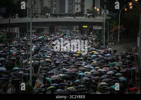 Août 18, 2019, Hong Kong, Hong Kong SAR, Chine Chine : des parasols mars, lors de la manifestation..toke protestataires dans la rue sur un dimanche pluvieux dans une manifestation pro-démocratie sur l'île de Hong Kong, ils exigent le retrait complet de la loi sur l'extradition et le gouvernement à mettre en place une enquête indépendante sur les récents affrontements entre manifestants et policiers - Les organisateurs ont déclaré que c'était le plus grand rassemblement au cours de la semaine. (Crédit Image : © Ivan Abreu/SOPA des images à l'aide de Zuma sur le fil) Banque D'Images