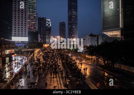 Août 18, 2019, Hong Kong, Hong Kong SAR, Chine Chine : des parasols mars, lors de la manifestation..toke protestataires dans la rue sur un dimanche pluvieux dans une manifestation pro-démocratie sur l'île de Hong Kong, ils exigent le retrait complet de la loi sur l'extradition et le gouvernement à mettre en place une enquête indépendante sur les récents affrontements entre manifestants et policiers - Les organisateurs ont déclaré que c'était le plus grand rassemblement au cours de la semaine. (Crédit Image : © Ivan Abreu/SOPA des images à l'aide de Zuma sur le fil) Banque D'Images