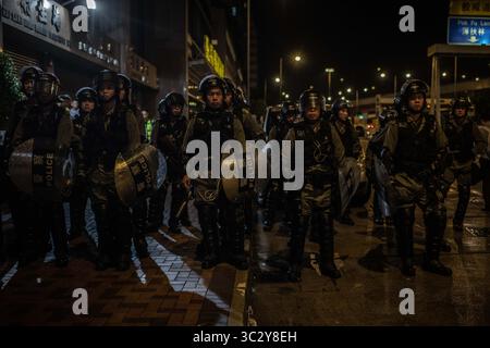 Août 18, 2019, Hong Kong, Hong Kong SAR, Chine : un groupe de policiers anti-émeute bloquer la rue en essayant d'empêcher les manifestants d'accéder au bureau de liaison à Hong Kong lors de la manifestation..toke protestataires dans la rue sur un dimanche pluvieux dans une manifestation pro-démocratie sur l'île de Hong Kong, ils exigent le retrait complet de la loi sur l'extradition et le gouvernement à mettre en place une enquête indépendante sur les récents affrontements entre manifestants et policiers - Les organisateurs ont déclaré que c'était le plus grand rassemblement au cours de la semaine. (Crédit Image : © Ivan Abreu/SOPA des images à l'aide de Zuma sur le fil) Banque D'Images