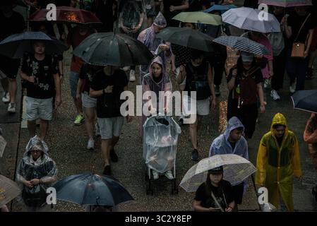 Août 18, 2019, Hong Kong, Hong Kong SAR, Chine : une femme pousse une poussette de bébé sous la pluie lors de la manifestation..toke protestataires dans la rue sur un dimanche pluvieux dans une manifestation pro-démocratie sur l'île de Hong Kong, ils exigent le retrait complet de la loi sur l'extradition et le gouvernement à mettre en place une enquête indépendante sur les récents affrontements entre manifestants et policiers - Les organisateurs ont déclaré que c'était le plus grand rassemblement au cours de la semaine. (Crédit Image : © Ivan Abreu/SOPA des images à l'aide de Zuma sur le fil) Banque D'Images