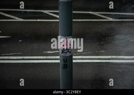 Août 18, 2019, Hong Kong, Hong Kong SAR, Chine : une affiche avec un message politique sur un post lors de la manifestation..toke protestataires dans la rue sur un dimanche pluvieux dans une manifestation pro-démocratie sur l'île de Hong Kong, ils exigent le retrait complet de la loi sur l'extradition et le gouvernement à mettre en place une enquête indépendante sur les récents affrontements entre manifestants et policiers - Les organisateurs ont déclaré que c'était le plus grand rassemblement au cours de la semaine. (Crédit Image : © Ivan Abreu/SOPA des images à l'aide de Zuma sur le fil) Banque D'Images