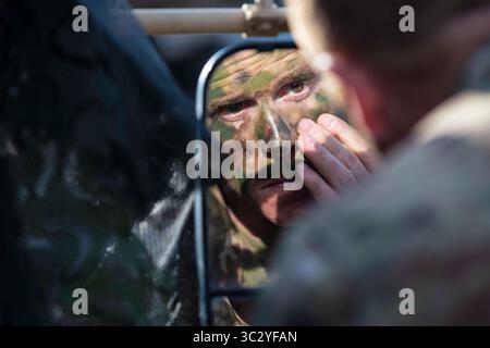 15 août 2019 - Hohenfels, Allemagne - le Sgt Major Jason Beals, Sgt Major du 1er Bataillon du génie, 1st Armored Brigade combat Team, 1st Infantry Division applique un camouflage en préparation du mouvement sur le terrain pour la force culminante sur l'exercice de force pendant Combined Resolve XII à Hohenfels Training Area, Allemagne 15 août 2019. Combined Resolve est un exercice semestriel dirigé par l'US Army Europe et le 7th Army Training Command, destiné à évaluer et certifier l'état de préparation et l'interopérabilité des forces américaines mobilisées en Europe à l'appui de Atlantic Resolve. (Crédit I Banque D'Images
