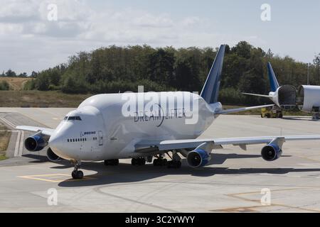 22 août 2019, Everett, Washington, États-Unis : un taxi Dreamlifter en position pour le décollage au Dreamlifter Operations Center à Paine Field à Everett, Washington le 22 août 2019. L'avion cargo gros-porteur est un Boeing 747-400 modifié utilisé pour transporter des composants du Boeing 787 Dreamliner. (Crédit image : © Seattle Aviation images/ZUMA Wire) Banque D'Images