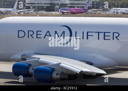 22 août 2019, Everett, Washington, États-Unis : un taxi Dreamlifter en position pour le décollage à Paine Field à Everett, Washington le 22 août 2019. L'avion cargo gros-porteur est un Boeing 747-400 modifié utilisé pour transporter des composants du Boeing 787 Dreamliner. (Crédit image : © Seattle Aviation images/ZUMA Wire) Banque D'Images