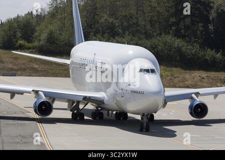 22 août 2019, Everett, Washington, États-Unis : un taxi Dreamlifter en position pour le décollage au Dreamlifter Operations Center à Paine Field à Everett, Washington le 22 août 2019. L'avion cargo gros-porteur est un Boeing 747-400 modifié utilisé pour transporter des composants du Boeing 787 Dreamliner. (Crédit image : © Seattle Aviation images/ZUMA Wire) Banque D'Images