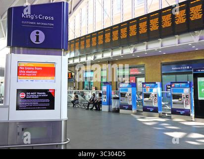 24 août 2019, Londres, Cornouailles, Royaume-Uni : seuls quelques membres du personnel et clients vus autour de la gare de Kings Cross à Londres qui est fermée pour les voyages pendant le week-end..les passagers ferroviaires sont confrontés à des voyages cauchemars tout au long de ce week-end, la gare de Kings Cross à Londres étant fermée et de graves perturbations attendues sur le réseau. King's Cross est l'une des gares les plus fréquentées de la capitale et est fermée samedi et dimanche en raison de travaux d'ingénierie majeurs sur la East Coast main Line pendant les jours fériés. (Crédit image : © Keith Mayhew/SOPA images via ZUMA Wire) Banque D'Images
