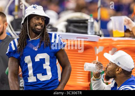 24 août 2019, Indianapolis, Indiana, États-Unis : le receveur T.Y. Hilton (13 ans) des Colts d'Indianapolis et Eric Ebron (85 ans) sur le banc pendant le match entre les Bears de Chicago et les Colts d'Indianapolis au Lucas Oil Stadium, Indianapolis, Indiana. (Crédit image : © Scott Stuart/ZUMA Wire) Banque D'Images