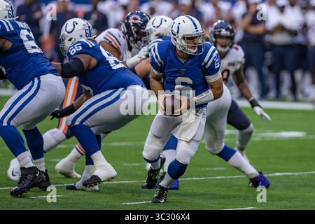 24 août 2019, Indianapolis, Indiana, États-Unis : Chad Kelly (6), quarterback des Colts d'Indianapolis, se retourne pour remettre le ballon dans la première moitié du match entre les Bears de Chicago et les Colts d'Indianapolis au Lucas Oil Stadium, Indianapolis, Indiana. (Crédit image : © Scott Stuart/ZUMA Wire) Banque D'Images