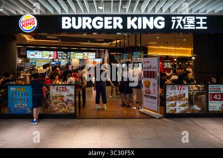 25 août 2019, Shanghai, Chine : clients dans un restaurant Burger King à Shanghai. (Crédit image : © Alex Tai/SOPA images via ZUMA Wire) Banque D'Images
