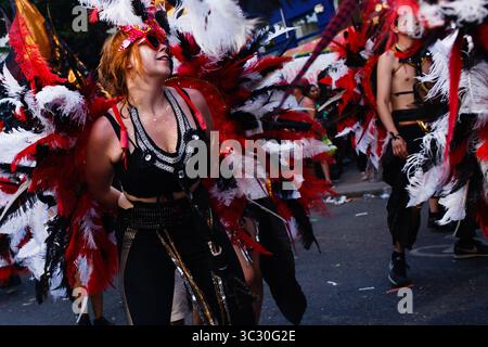 26 août 2019, Londres, Royaume-Uni : les fêtards habillés de costumes colorés dansent pendant le dernier jour du carnaval de Notting Hill..des centaines de personnes ont de nouveau sillonné les rues du carnaval, pour ce qui est présenté comme le jour principal de l'événement, cette année faisant la fête dans des conditions brûlantes. Les températures à Londres ont atteint 33 °C en milieu d'après-midi, ce qui en fait le lundi le plus chaud de fin août jour férié jamais enregistré. (Crédit image : © David Cliff/SOPA images via ZUMA Wire) Banque D'Images