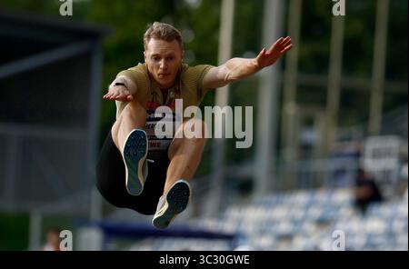 Bochum, Allemagne. 24 juillet 2025. Luka Herden, de l'Allemagne, participe à la finale masculine de saut en longueur aux Jeux mondiaux universitaires Rhin-Ruhr 2025 de la FISU à Bochum, en Allemagne, le 24 juillet 2025. Crédit : Li Ying/Xinhua/Alamy Live News Banque D'Images