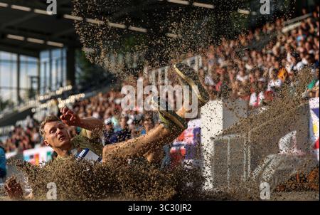 Bochum, Allemagne. 24 juillet 2025. Luka Herden, de l'Allemagne, participe à la finale masculine de saut en longueur aux Jeux mondiaux universitaires Rhin-Ruhr 2025 de la FISU à Bochum, en Allemagne, le 24 juillet 2025. Crédit : HU Xingyu/Xinhua/Alamy Live News Banque D'Images