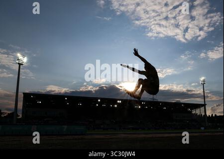 Bochum, Allemagne. 24 juillet 2025. Luka Herden, de l'Allemagne, participe à la finale masculine de saut en longueur aux Jeux mondiaux universitaires Rhin-Ruhr 2025 de la FISU à Bochum, en Allemagne, le 24 juillet 2025. Crédit : HU Xingyu/Xinhua/Alamy Live News Banque D'Images
