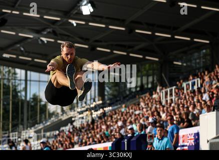 Bochum, Allemagne. 24 juillet 2025. Luka Herden, de l'Allemagne, participe à la finale masculine de saut en longueur aux Jeux mondiaux universitaires Rhin-Ruhr 2025 de la FISU à Bochum, en Allemagne, le 24 juillet 2025. Crédit : HU Xingyu/Xinhua/Alamy Live News Banque D'Images