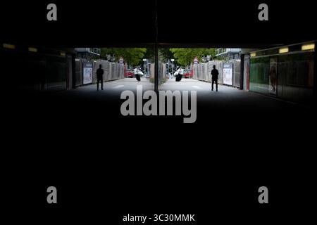 Francfort, Hesse, Allemagne. 24 juillet 2025. Un homme traverse l'entrée d'une gare de Francfort, en Allemagne. (Crédit image : © Matias Basualdo/ZUMA Press Wire) USAGE ÉDITORIAL SEULEMENT ! Non destiné à UN USAGE commercial ! Banque D'Images