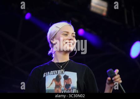 24 août 2019, Kingham, Royaume-Uni de Grande-Bretagne et d'Irlande du Nord : Nina Nesbitt se produisant au Big Feastival le 24 août 2019 à Kingham, Oxfordshire, Royaume-Uni (crédit image : © Famous/Ace Pictures via ZUMA Press) Banque D'Images