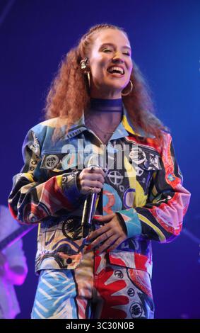 24 août 2019, Kingham, Royaume-Uni de Grande-Bretagne et d'Irlande du Nord : Jess Glynne se produisant au Big Feastival le 24 août 2019 à Kingham, Oxfordshire, Royaume-Uni (crédit image : © Famous/Ace Pictures via ZUMA Press) Banque D'Images