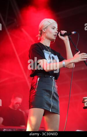 24 août 2019, Kingham, Royaume-Uni de Grande-Bretagne et d'Irlande du Nord : Nina Nesbitt se produisant au Big Feastival le 24 août 2019 à Kingham, Oxfordshire, Royaume-Uni (crédit image : © Famous/Ace Pictures via ZUMA Press) Banque D'Images