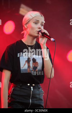 24 août 2019, Kingham, Royaume-Uni de Grande-Bretagne et d'Irlande du Nord : Nina Nesbitt se produisant au Big Feastival le 24 août 2019 à Kingham, Oxfordshire, Royaume-Uni (crédit image : © Famous/Ace Pictures via ZUMA Press) Banque D'Images