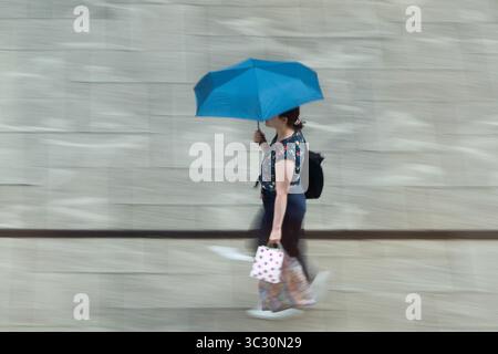 Francfort, Hesse, Allemagne. 24 juillet 2025. Une femme se protège de la pluie avec un parapluie dans le centre de Francfort, en Allemagne. (Crédit image : © Matias Basualdo/ZUMA Press Wire) USAGE ÉDITORIAL SEULEMENT ! Non destiné à UN USAGE commercial ! Banque D'Images