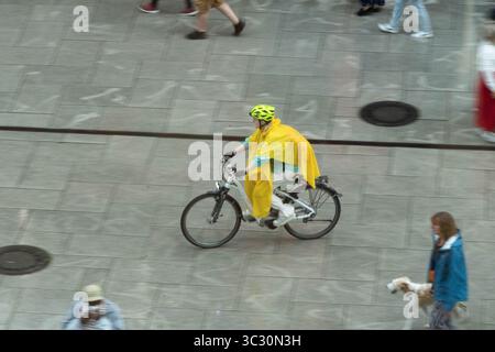 Francfort, Hesse, Allemagne. 24 juillet 2025. Un homme monte un vélo avec une couverture de pluie dans le centre de Francfort, en Allemagne. (Crédit image : © Matias Basualdo/ZUMA Press Wire) USAGE ÉDITORIAL SEULEMENT ! Non destiné à UN USAGE commercial ! Banque D'Images