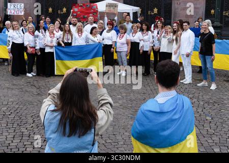 Francfort, Hesse, Allemagne. 24 juillet 2025. Des citoyens ukrainiens se rassemblent pour une manifestation pro-ukrainienne sur la place Romerberg à Francfort, en Allemagne. (Crédit image : © Matias Basualdo/ZUMA Press Wire) USAGE ÉDITORIAL SEULEMENT ! Non destiné à UN USAGE commercial ! Banque D'Images