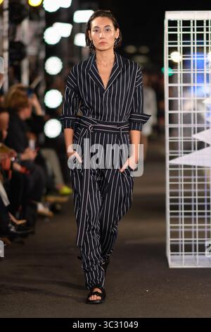 29 août 2019, Melbourne, Victoria, Australie : un mannequin portant Bassike Walks au défilé Street Runway One à Caledoniam Lane pendant la Melbourne Fashion week à Melbourne, Australie. (Crédit image : © Sydney Low/ZUMA Wire) Banque D'Images