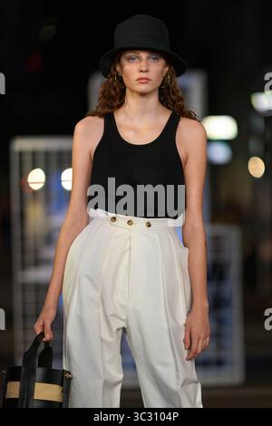 29 août 2019, Melbourne, Victoria, Australie : un mannequin portant Bassike Walks au défilé Street Runway One à Caledoniam Lane pendant la Melbourne Fashion week à Melbourne, Australie. (Crédit image : © Sydney Low/ZUMA Wire) Banque D'Images