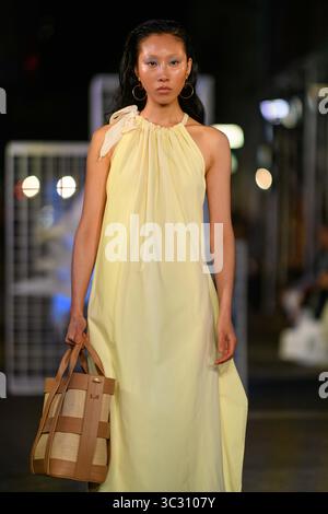29 août 2019, Melbourne, Victoria, Australie : un mannequin portant Bassike Walks au défilé Street Runway One à Caledoniam Lane pendant la Melbourne Fashion week à Melbourne, Australie. (Crédit image : © Sydney Low/ZUMA Wire) Banque D'Images