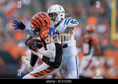 29 août 2019 : le receveur des Cincinnati Bengals Wide Ventell Bryant (81) attrape une passe profonde alors que Rolan Milligan (42) défend l'arrière défensif des Colts d'Indianapolis lors d'un match de pré-saison entre les Colts d'Indianapolis et les Bengals de Cincinnati au Paul Brown Stadium de Cincinnati, OHIO. Adam Lacy/CSM(image de crédit : &copy ; Adam Lacy/CSM via ZUMA Wire) Banque D'Images