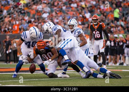 29 août 2019 : Josh Malone (80), receveur des Cincinnati Bengals Wide, laisse une passe alors que Kai Nacua (48) et Rolan Milligan (42), défendent le dos défensif des Colts d'Indianapolis au stade Paul Brown de Cincinnati, OHIO. Adam Lacy/CSM(image de crédit : &copy ; Adam Lacy/CSM via ZUMA Wire) Banque D'Images