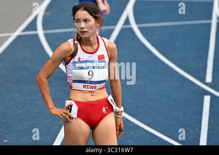 Bochum, Allemagne. 24 juillet 2025. Ma Xiuzhen, de Chine, réagit après la première ronde féminine du 5000 m aux Jeux mondiaux universitaires Rhin-Ruhr 2025 de la FISU à Bochum, en Allemagne, le 24 juillet 2025. Crédit : Ulrich Hufnagel/Xinhua/Alamy Live News Banque D'Images