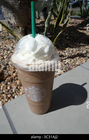 Los Angeles, Californie, États-Unis 24 juillet 2025 Starbucks Frappuccino le 24 juillet 2025 à Los Angeles, Californie, États-Unis. Photo de Barry King/Alamy Stock photo Banque D'Images