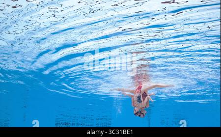 Pékin, Chine. 24 juillet 2025. Lin Yanhan/Lin Yanjun de Chine se produisent lors de la finale libre en duo féminin de natation artistique aux Championnats du monde de natation aquatique à Singapour, le 24 juillet 2025. Crédit : Xia Yifang/Xinhua/Alamy Live News Banque D'Images