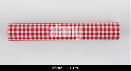 Rouleau de tissu à carreaux rouge fond de nature isolé avec chemin de découpage Banque D'Images
