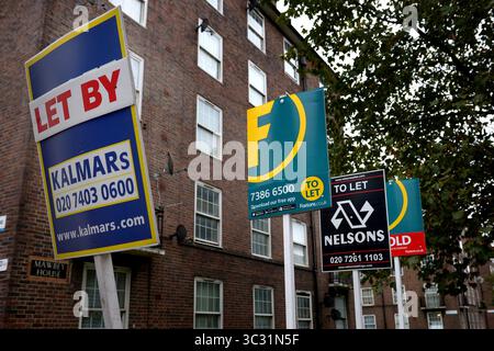 Photo du dossier datée du 05/10/15 des agences de location et des agents immobiliers signent à l'extérieur des appartements sur le chemin Old Kent à Londres. Le manque de sécurité d'emploi est un problème croissant en tant qu'obstacle à la propriété, selon une étude commandée par la Building Societies Association. Date d'émission : vendredi 25 juillet 2025. Banque D'Images