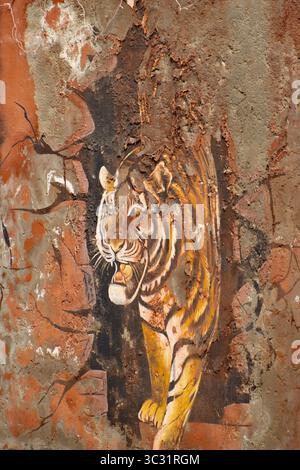 AGRA, UTTAR PRADESH, INDE - 28 JANVIER 2024 peinture murale taditionnelle d'un tigre avec peinture pelable Banque D'Images