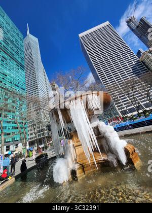 fontaine gelée dans bryant park new york Banque D'Images