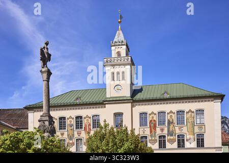 Wittelsbacherbrunnen, fontaine, sculpteur Karl Killer, hôtel de ville historique, fresques, artiste visuel Josef Hengge, arbres, ciel bleu, nuages de cirrostratus, Banque D'Images