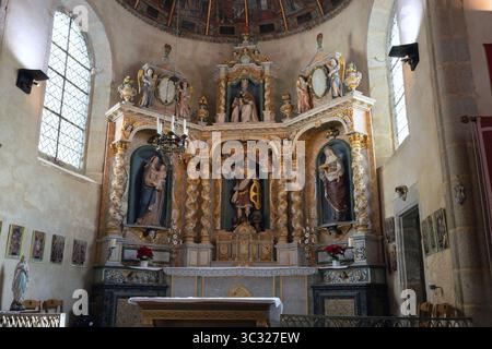 Le retable du XVIIe siècle dans la chapelle Saint-Michel de Douarnenez, France, présente un héroïque Saint-Michel avec la Vierge à l'enfant, à gauche, et Sainte-Anne, à droite. Banque D'Images