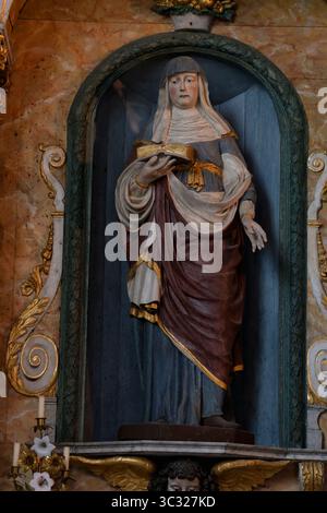 Statue en bois polychrome du XVIIe siècle de Sainte Anne à droite du retable dans la chapelle Saint Michel, Douarnenez, Bretagne, France. Banque D'Images