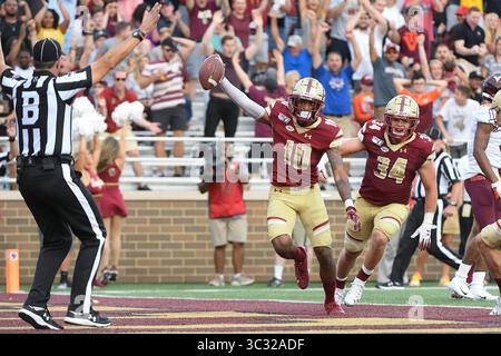 31 août 2019 : le dos défensif des Boston College Eagles Brandon Sebastian (10 ans) célèbre une interception lors du match de division 1 de la NCAA entre les Virginia Tech Hokies et les Boston College Eagles qui se tient au stade Alumni de Chestnut Hill, Mass. Boston College bat Virginia Tech 35-28. Eric Canha/CSM(image de crédit : &copy ; Eric Canha/CSM via ZUMA Wire) Banque D'Images